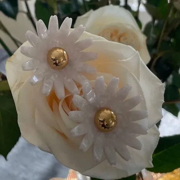 Lele Sadoughi mother pearl Daisy Button Ea…